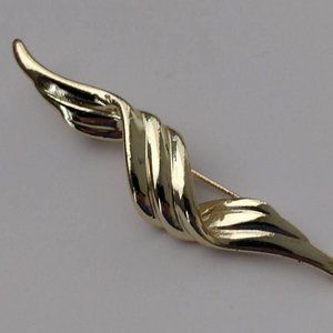 Gold Tone Twist Fashion Brooch Lapel Pin